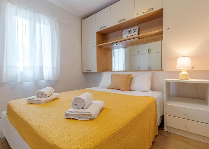 New Era 120 Menigos * Glyfada (Corfu)